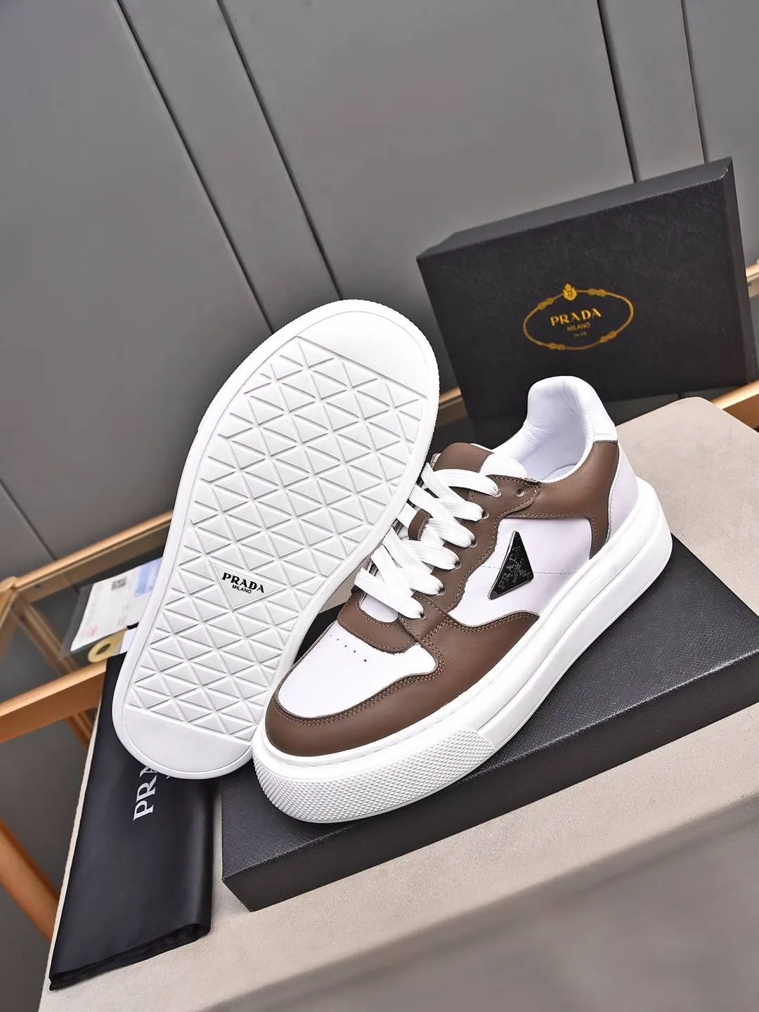 Men's shoes 💰500 Prada/Prada Men's new casual shoes, this upper is made of imported calfskin. The outside is decorated with the P family's classic metal triangle enamel logo, with cowhide lining and cowhide for the foot pads. The outsole is made of non-slip sports exclusive rubber outsole with logo, which feels good on the feet. It is a fashionable and fashionable item!  Size: 38-44 (45 customized)